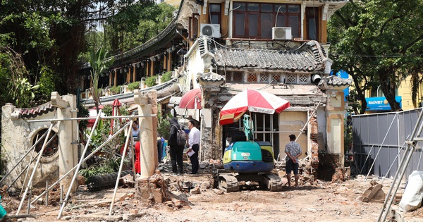 Cận cảnh tháo dỡ một phần nhà hàng nổi tiếng bên hồ Hoàn Kiếm, nhiều người dân bất ngờ ngoái nhìn