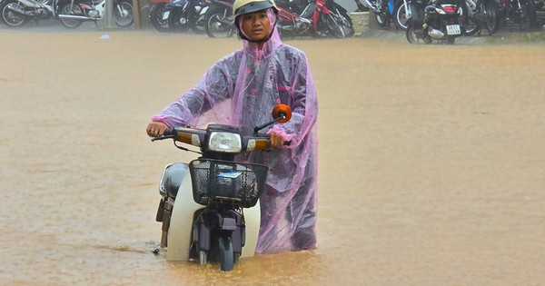 Hình ảnh “đường thành sông” ở Đà Lạt sau cơn mưa chiều 12/8