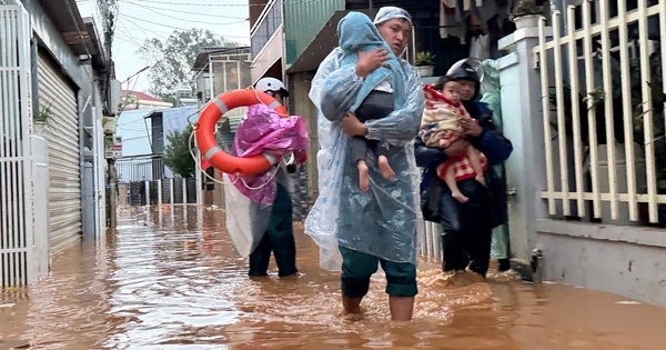 Đưa 40 hộ dân bị cô lập khỏi rốn ngập ở Đà Lạt đến nơi an toàn