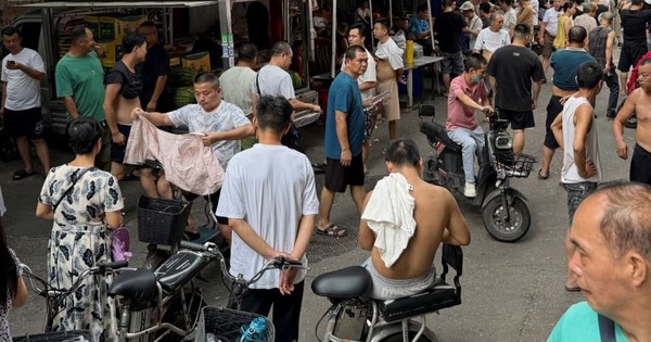 Bất lực với bài toán thất nghiệp tại Trung Quốc: Công nhân xếp hàng dài chờ tìm việc, lao động thời vụ lên ngôi vì chỉ cần trả lương theo giờ