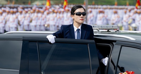 Oai phong dàn phương tiện đặc chủng chống khủng bố lần đầu hợp luyện diễu binh