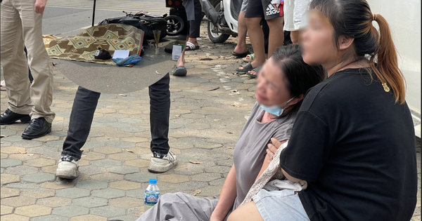 Người thân khóc nghẹn bên hiện trường vụ tai nạn khiến nam thanh niên 20 tuổi tử vong ở Hà Nội