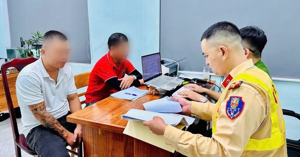 Phụ xe ngang nhiên ngồi giữa Quốc lộ, chặn đầu xe khác: Do tranh giành khách