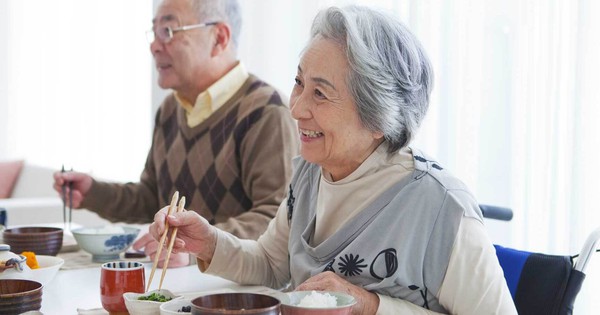 Điều nhanh nhất khiến người nghỉ hưu suy sụp, không chỉ rượu bia thuốc lá mà chính là 3 thói quen sau