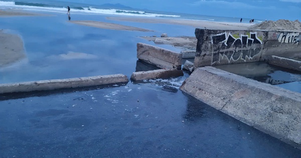 CLIP: Nước thải đổ ra biển Đà Nẵng kèm mùi hôi nồng nặc khiến du khách ngao ngán