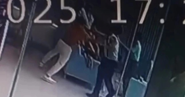 Phẫn nộ: Đôi vợ chồng trẻ hành hung người phụ nữ 60 tuổi tại sảnh chung cư ở TP.HCM, nguồn cơn chỉ vì điều này