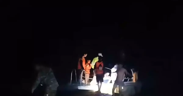 Lật bè chở 17 người trên biển Quảng Ninh, 2 người thiệt mạng