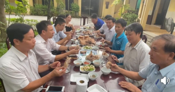 Cán bộ thú y Huế cùng ăn giò heo để vận động người dân tiêu thụ thịt an toàn