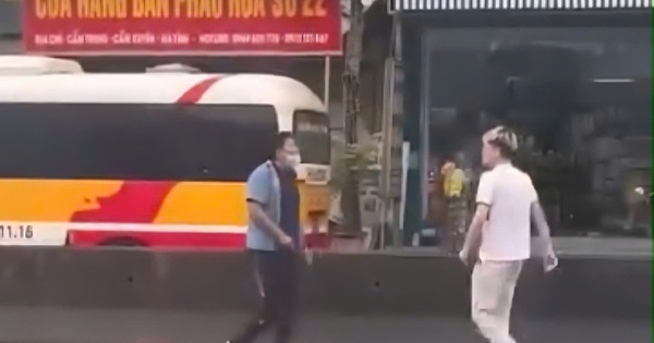 Tài xế xe buýt tấn công hành khách khi bị chụp ảnh xe lạng lách