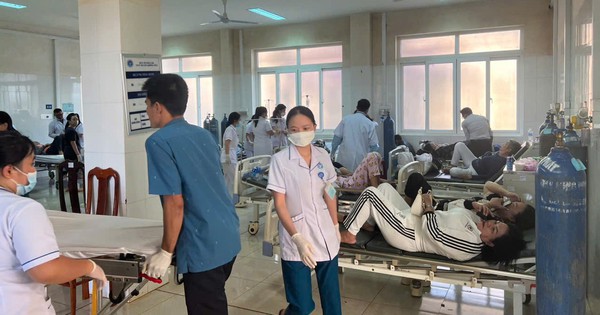 Hai bệnh viện khẩn trương cấp cứu 38 nạn nhân vụ lật xe khách