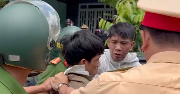 Công an Lâm Đồng truy bắt 3 người trên ô tô ‘thông chốt’, va chạm 2 xe máy