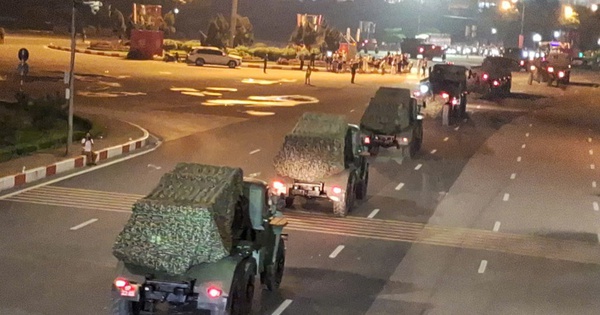 VIDEO: Xe pháo quân sự cơ động về trung tâm Hà Nội làm nhiệm vụ A80