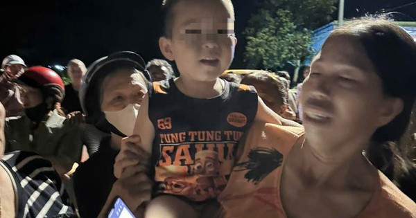 CLIP: Người mẹ vỡ òa cảm xúc khi tìm thấy con trai 3 tuổi đi lạc trong đêm, giữa rẫy vắng
