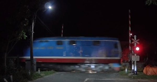 CLIP: Rùng mình cảnh gác chắn tàu hỏa tự động mở khi tàu lao đến