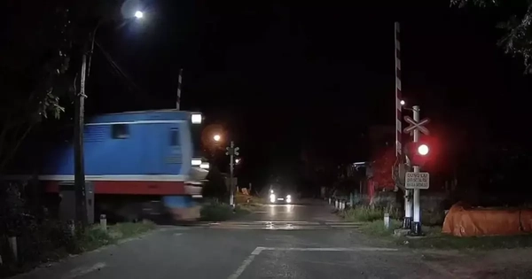 Thót tim cảnh barie tự động mở toang lúc tàu hỏa lao tới với tốc độ cao