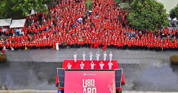 Tuyệt đối điện ảnh: 1360 người cao tuổi khoác áo cờ đỏ sao vàng, lập kỷ lục hát Quốc ca đầy xúc động