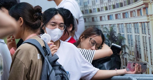 Cảnh tượng hiếm thấy: Nhà hát Lớn Hà Nội ken đặc dòng người, nhiều bạn trẻ xếp hàng từ 21h tối qua để nhận vé concert