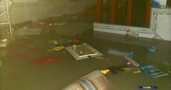 Nhiều nhà dân ở Đồng Nai chìm trong "biển nước", đường phố kẹt cứng