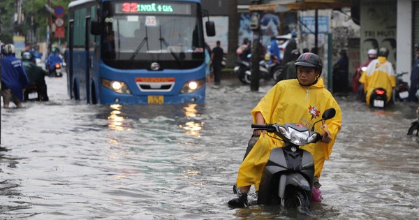 Rạng sáng TP HCM mưa như trút nước, sáng nay vẫn còn ngập