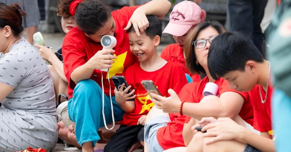 Người dân khắp nơi đổ về trung tâm Hà Nội “cắm trại” từ 6, 7h sáng, quyết chờ 12 tiếng để xem hợp luyện diễu binh diễu hành hoành tráng tối 21/8