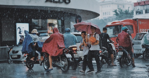 Cảnh báo mưa dông, lốc sét ở Hà Nội chiều nay: Người dân đi xem hợp luyện diễu binh, diễu hành A80 chú ý!