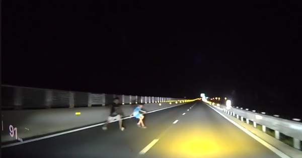 Thót tim khoảnh khắc 2 "bóng ma" bất ngờ băng ngang cao tốc Vạn Ninh - Cam Lộ