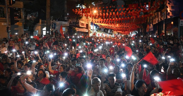 Khoảnh khắc có thật ở Hà Nội tối 21/8 khiến nhiều người ngỡ như AI tạo ra