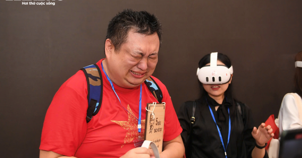 Du khách Hàn Quốc khóc nức nở khi "gặp" Bác Hồ trên Quảng trường Ba Đình 1945