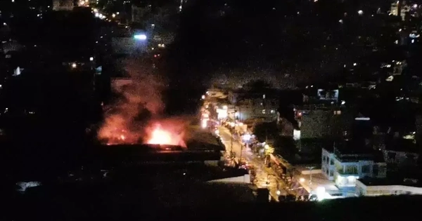 Cháy lớn giữa đêm tại xưởng sản xuất bóng đèn ở TPHCM