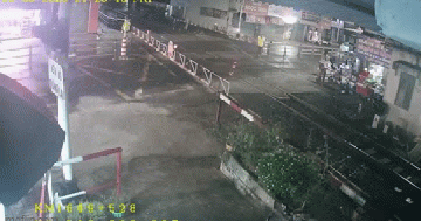 Thanh niên chạy xe tông gãy gác chắn, mắc kẹt trên đường: Sự nhanh trí của 2 nữ nhân viên khiến tất cả nể