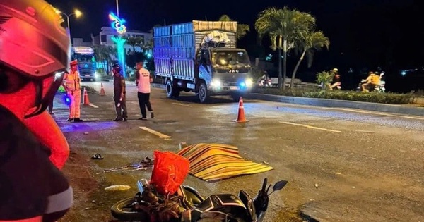 Xe chở công nhân rời khỏi hiện trường sau vụ tai nạn khiến 1 phụ nữ tử vong