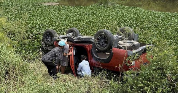 Xe bán tải do người phụ nữ mang thai điều khiển tông hàng loạt cọc tiêu rồi lao xuống sông