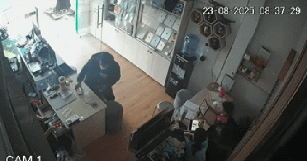 Camera vụ người phụ nữ bị đối tượng dùng dao tấn công khi truy đuổi bắt kẻ cướp giật điện thoại