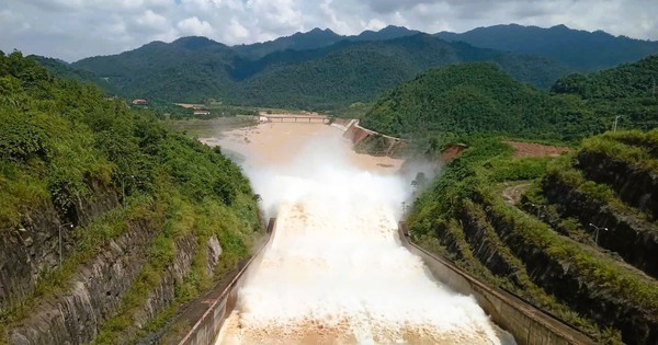 Ứng phó bão số 5, hồ chứa nước lớn nhất Thanh Hóa xả lũ