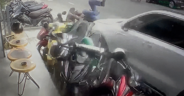 Ô tô hất văng người đi đường, tông hàng loạt xe máy ở Đà Lạt