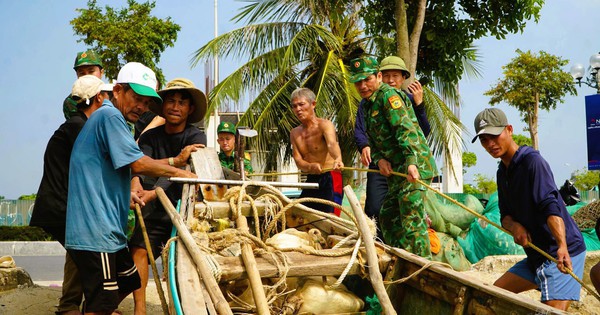 Ngư dân Sầm Sơn kéo thuyền bè lên bờ tránh bão số 5