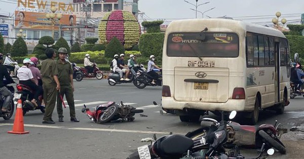 Hiện trường xe khách "lùa" hàng loạt xe máy đang dừng đèn đỏ ở Đồng Nai