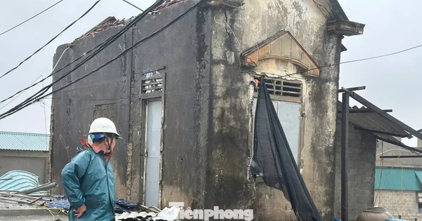 Loạt nhà tốc mái, cây gãy đổ ở Hà Tĩnh trước bão số 5