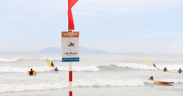 Đà Nẵng cấm tắm biển trước bão số 5, du khách vẫn vô tư lướt sóng