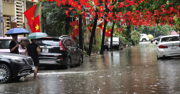 Hà Nội sáng nay: Mưa trắng trời, đường nào cũng ngập!