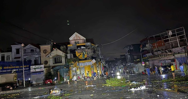 Lốc xoáy kinh hoàng ở Ninh Bình: Chỉ trong 2 phút hàng trăm nhà dân bị hư hại, cả con phố tan hoang
