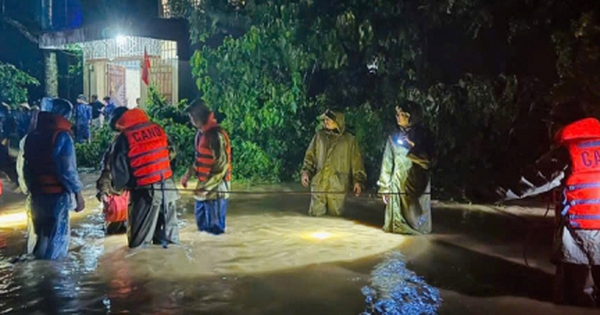 Giải cứu 2 vợ chồng cùng con gái 3 tuổi bị lũ cô lập ở Thanh Hóa