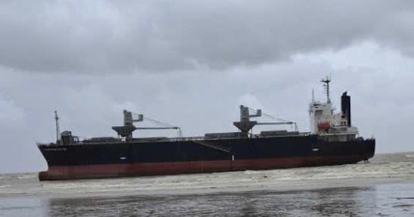 Tàu 23.000 tấn cùng 19 người bị sóng đánh trôi dạt, mắc cạn trên biển Thanh Hoá