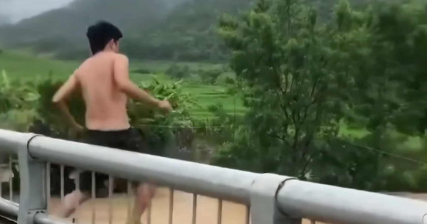 VIDEO: Người đàn ông bất ngờ trèo lan can cầu, lao xuống dòng nước lũ chảy xiết