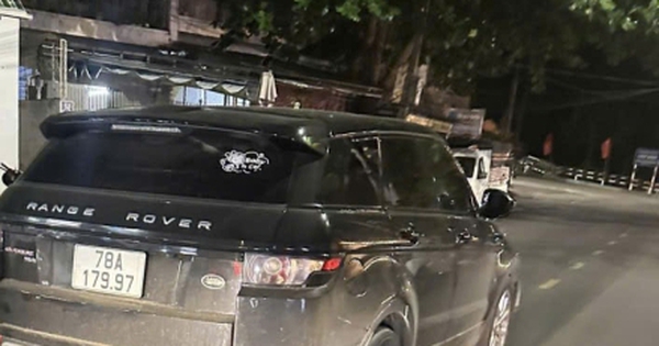 Range Rover tông 2 xe máy rồi lao vào trụ nhà dân ở Đắk Lắk