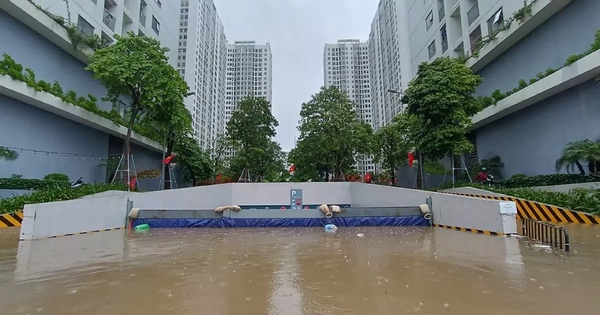 Nhiều khu chung cư Hà Nội thành "ốc đảo" sau mưa lớn, dân dựng đập ngăn nước tràn vào hầm