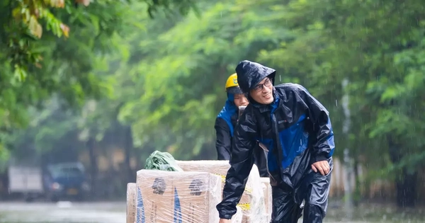 Mưa lớn kéo dài, một số tuyến phố Hà Nội vẫn ngập sâu, cuộc sống sinh hoạt bị đảo lộn