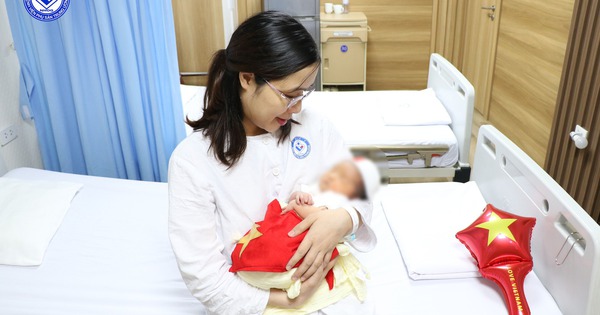 Bé gái chào đời từ phôi thai trữ đông hơn 1 thập niên trước, mẹ xúc động nghẹn ngào: "Con đã chờ chúng tôi quá lâu"