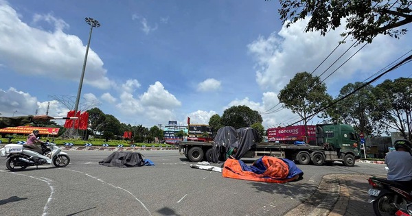 CLIP: Kinh hoàng cảnh 2 cuộn tôn nặng hàng tấn rơi xuống đường phố TP HCM