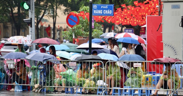 Người dân xuất phát lúc 4 giờ, đội mưa từ sáng sớm chờ đợi buổi sơ duyệt cấp Nhà nước